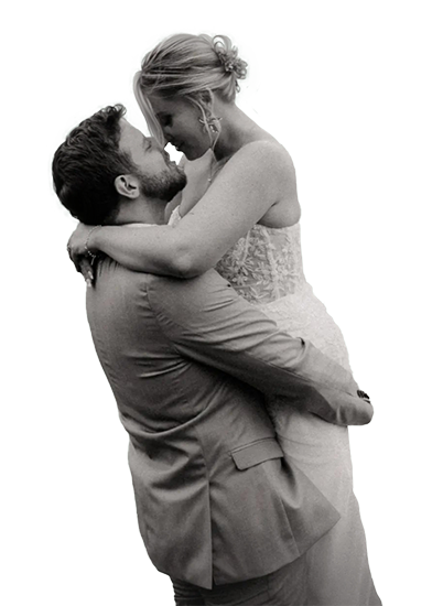Marié portant la mariée dans ses bras. Photographie détourée en noir et blanc par Kamescop, photographe vidéaste mariage.