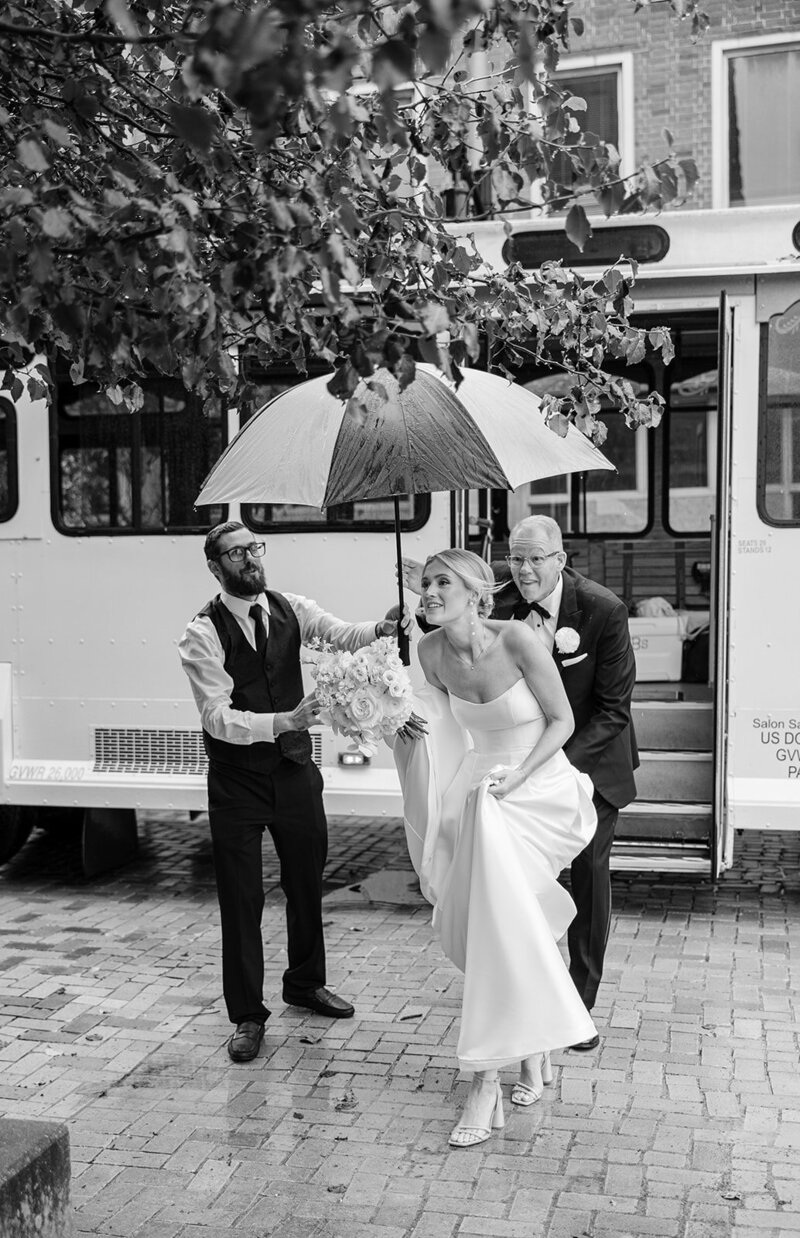 bride-umbrella-rain-ceremony