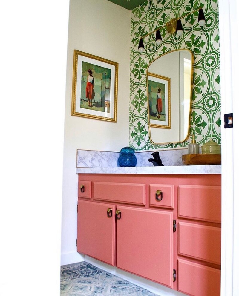 Let’s start out celebrating our 1 year home-iversary with the latest makeover that we did for the spring @oneroomchallenge; our downstairs bathroom. Swipe to see what it looked like before and to see Gilbert who we found under the wallpap
