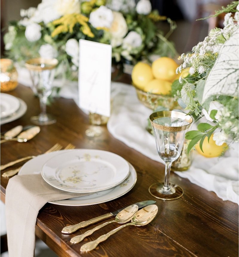 Table centerpiece with lemons and white flowers