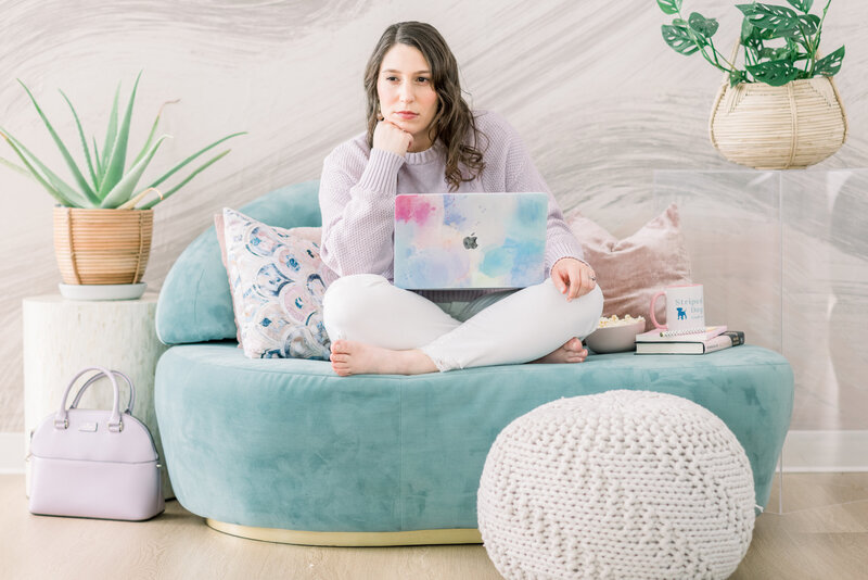 Isabel Kateman sitting on a blue couch with her laptop