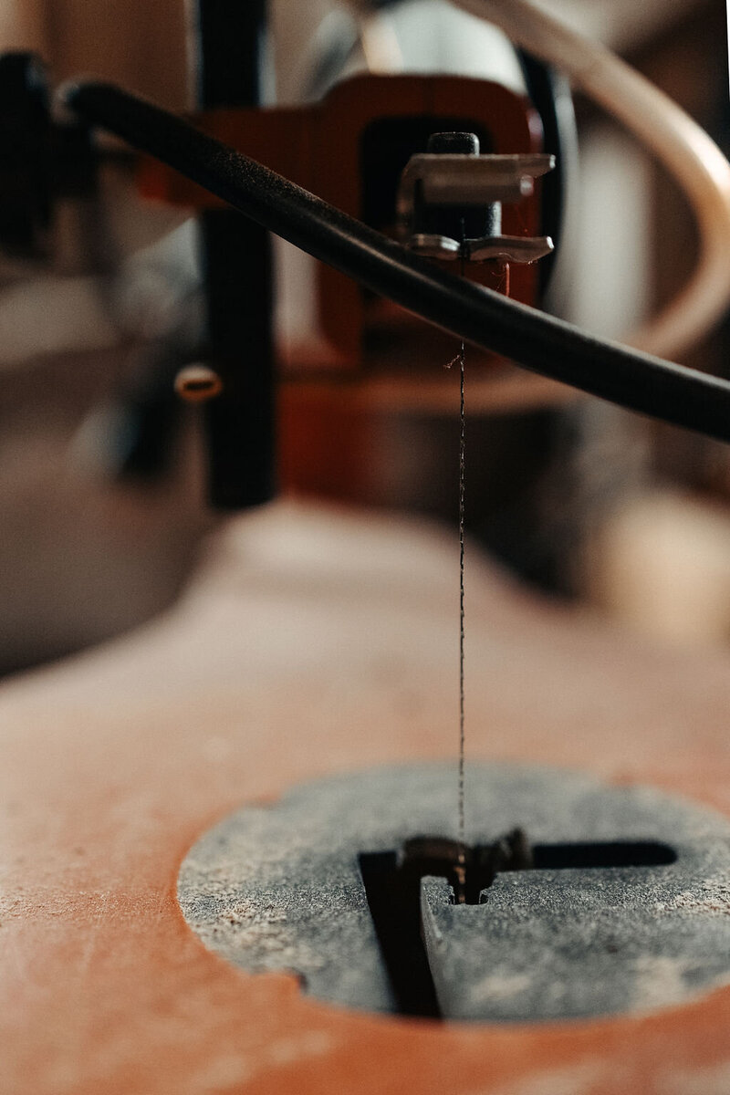 Firmenfotografie von Stephanie Widmer mit Fokus auf Werkstattdetail

