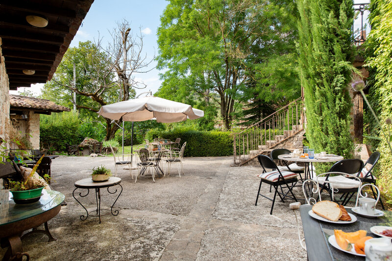 Domaine de charme avec petit déjeuner en extérieur en Toscane Occitane