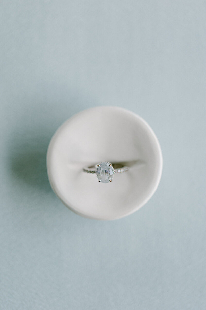 Ceramic dish with single ring insert for displaying engagement rings
