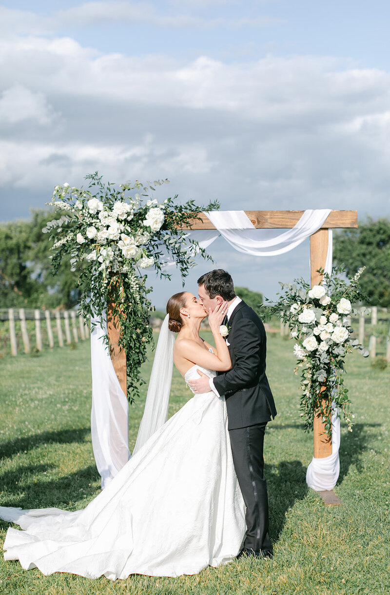first-kiss-ct-vineyard-ceremony