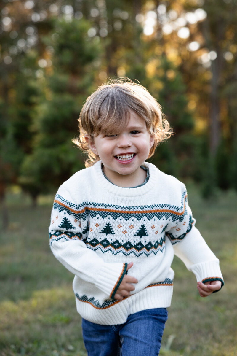 LightCreative_202411_LaurenJack_RaleighChristmasTreeFarmFamilyPhotos_FallMiniSession_BackAchersChristmasTreeFarm_008_web