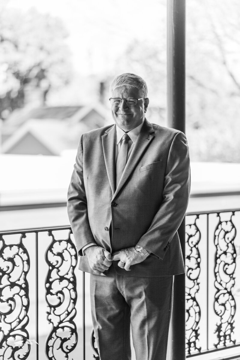 sarah-elizabeth-studio-ohio-wedding-photographer-the-landing-cummins-wedding-friday-first-look-dad-7