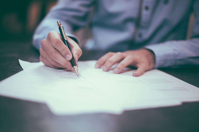 Conseiller PRENOVEA accompagnant un particulier dans son assurance