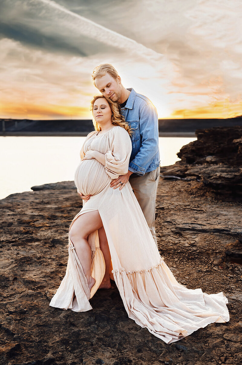 Bowling Green Kentucky family photographer. Expecting couple at the lake enjoying the sunset.