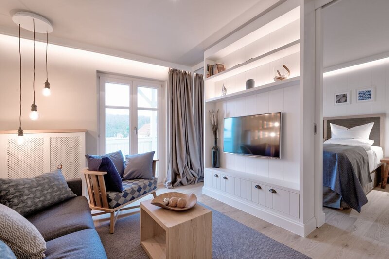 Ansicht des maritimen Wohn-und Schlafbereich in einer Juniorsuite.