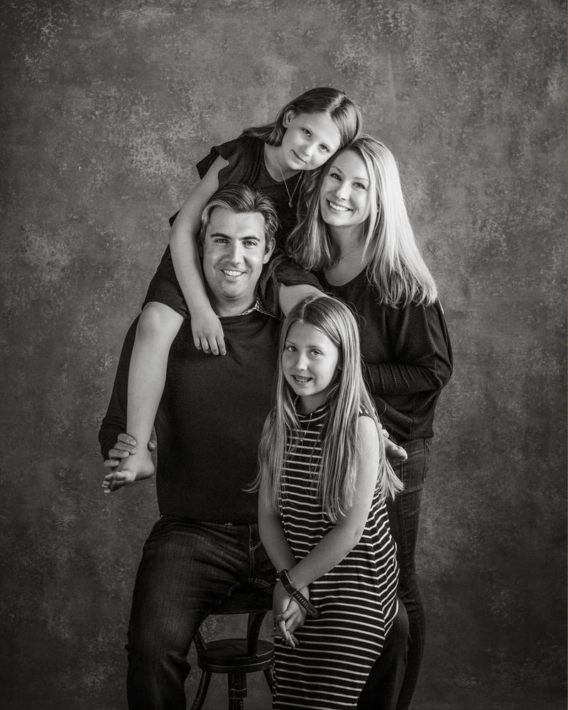 relaxed-family-portrait-in-studio-san-francisco-5F0A9427
