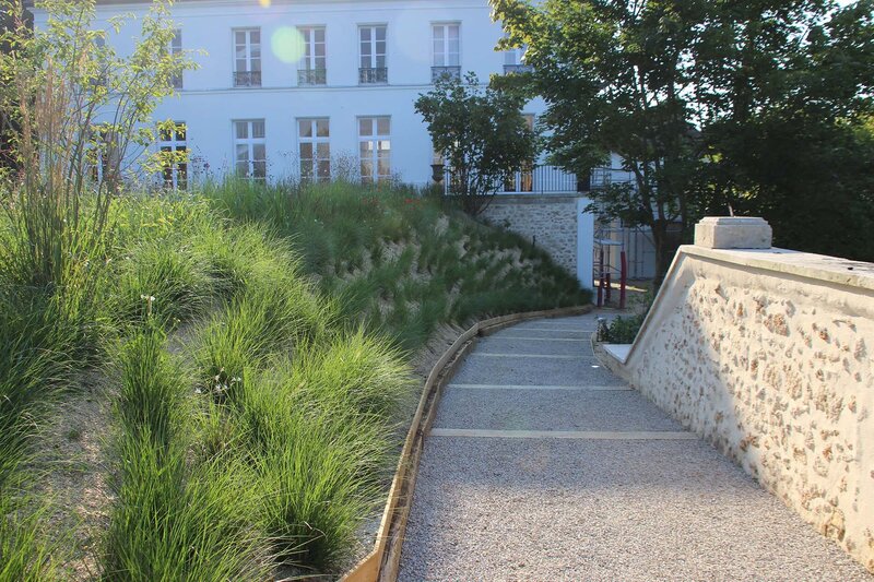 Chemin et mur en pierre avec par-terre de graminées