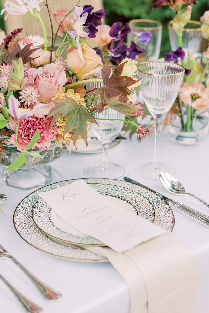 1-alisonbrynn-Radiant-LoveEvents-Maxwell-1-House-detail-table-setting-long-menu-on-gold-accent-plates-tropical-colorful-floral-centerpiece-outdoors-romantic-elegant-timeless