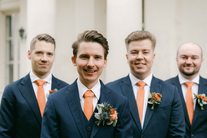 A portrait of the groom and his groomsmen in Oitbacka gård captured by wedding photographer Hannika Gabrielsson in Finland