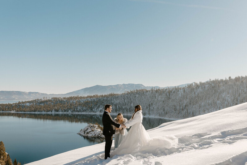 winter-hiking-elopement-lake-tahoe-35-2048x1366