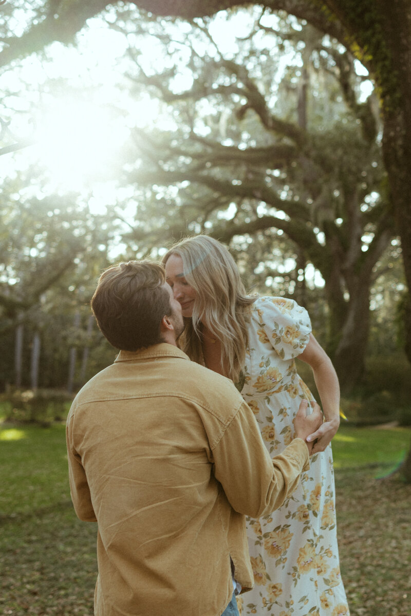 couple kissing