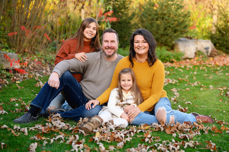 Outdoor Family Photo with mom and dad and two daughters in the fall in Burlington, Ontario