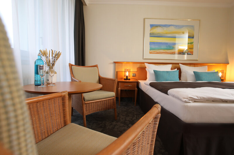 Zimmer mit Doppelbett und Sitzgelegenheit im Hotel Bernstein.