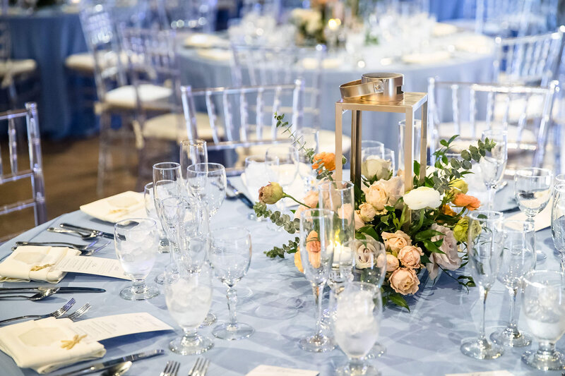 3-radiant-love-events-closeup-table-setting-clear-chairs-gold-centerpeice-peach-roses-greenery-romantic-elegant-timeless