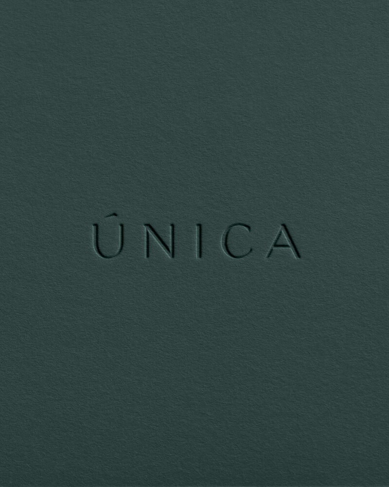 Única-Debossed-2-(Crop)