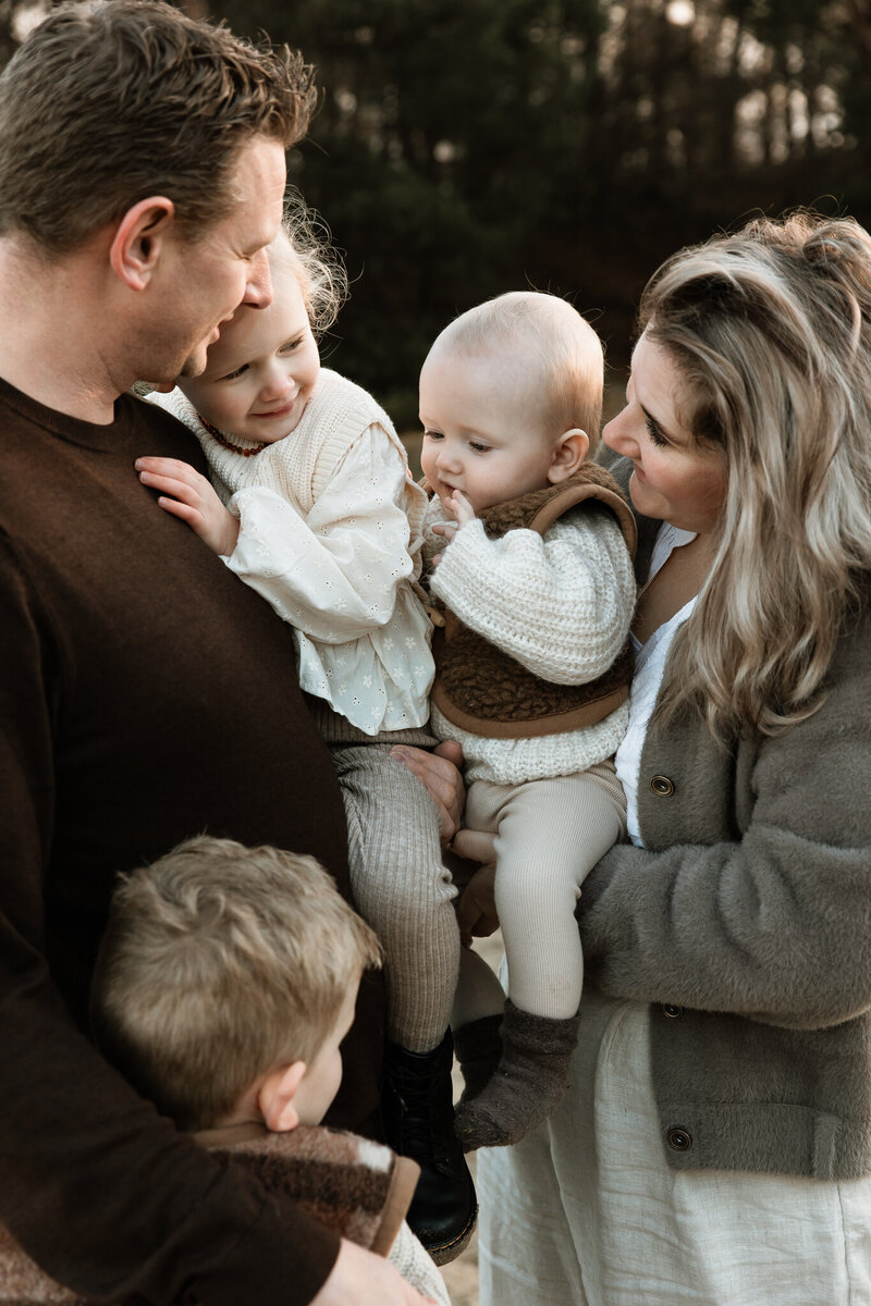 gezinsshoot valkenswaard eindhoven fotoshoot gezin zwangerschapsshoot newbornshoot fotograaf fotoshoot la nouk fotografie