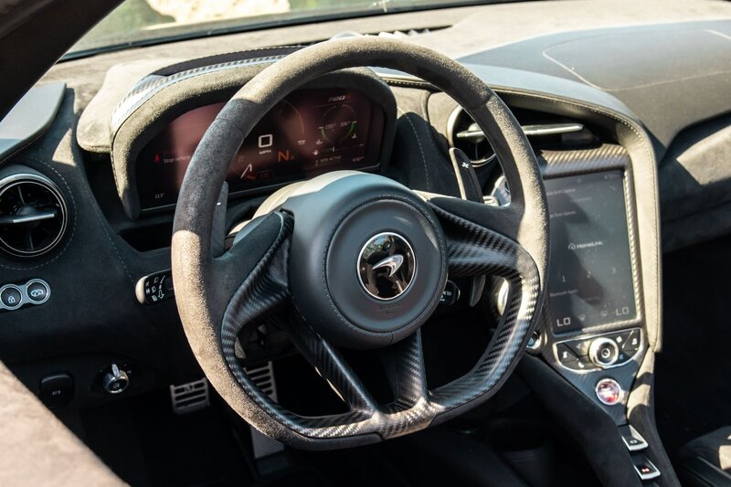 mclaren-720s-spider-convertible-black-for-rent-in-miami-steering-wheel-view-with-infotainment-025