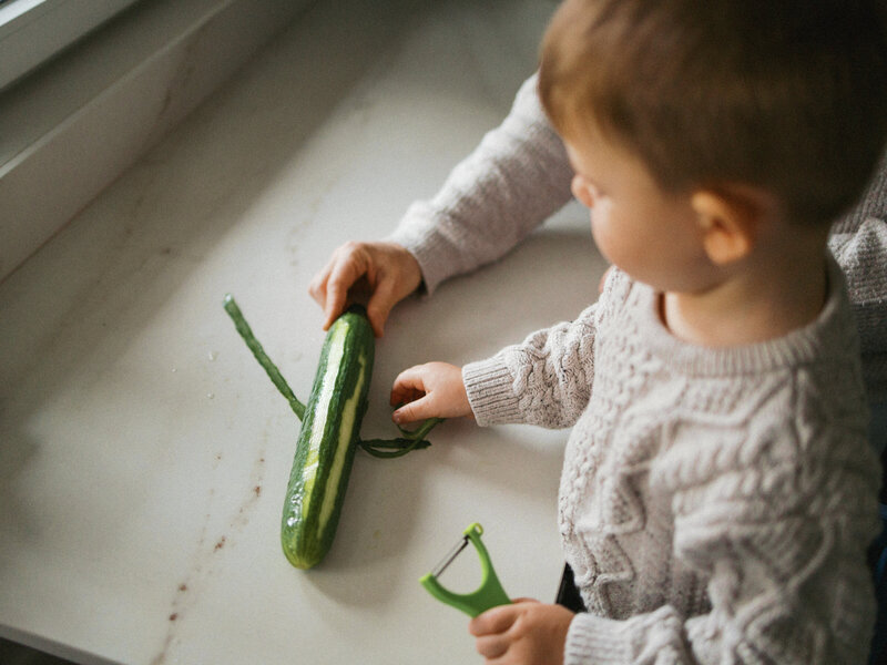 Kind bereitet essen zu