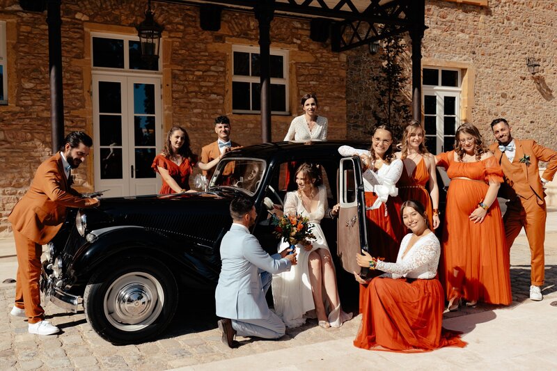 mariage-moderne-avec-voiture-vintage