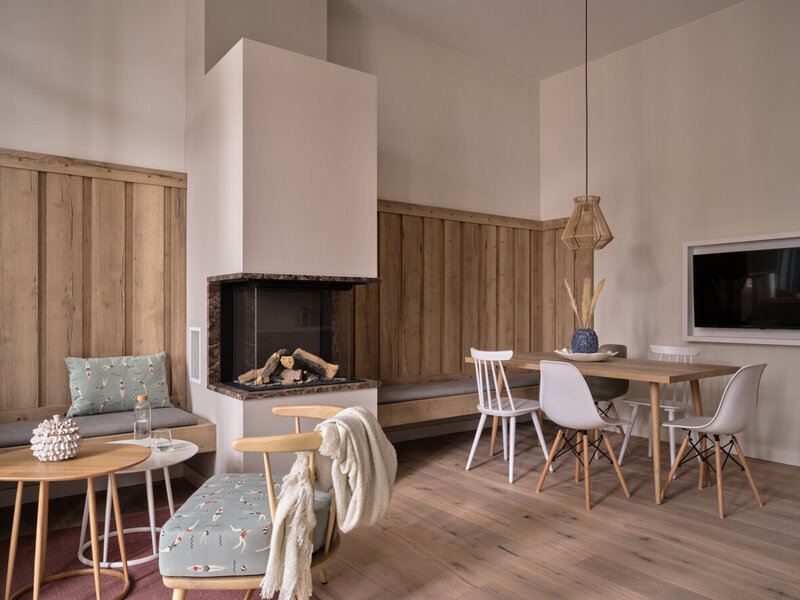 Ess-und Wohnbereich mit Kamin im Family Living Apartment.