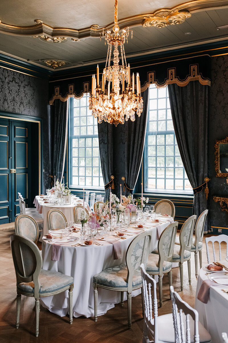 Elegante kasteelsetting in de dinerzaal van Slot Zeist, met kroonluchter, bruiloft georganiseerd door een weddingplanner