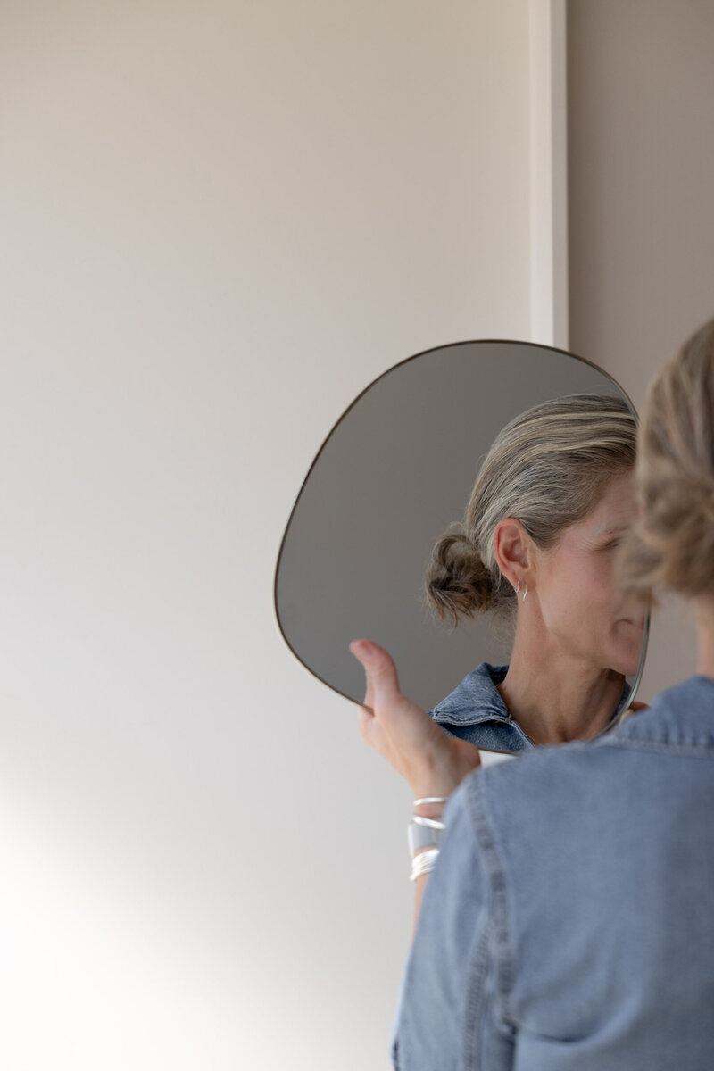 Reflectie in spiegel van coach Katinka de Bruin