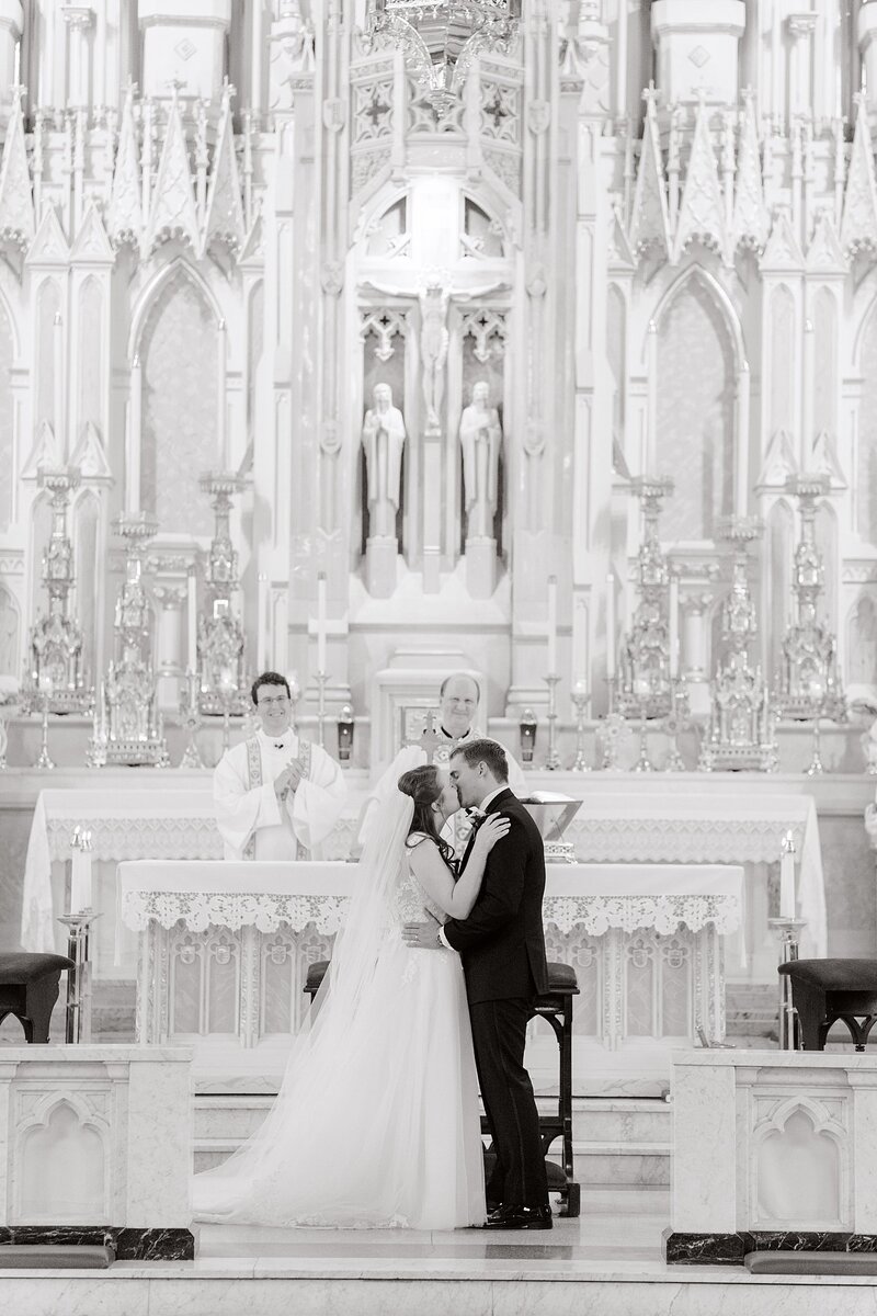 wedding-photos-at-the-sweetest-heart-of-mary-in-detroit-michigan-by-detroit-catholic-wedding-photogrpaher_0022