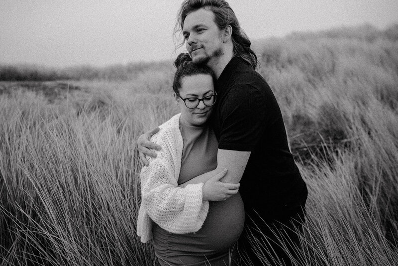 Een zwangerschapsshoot in de duinen van Vlissingen 