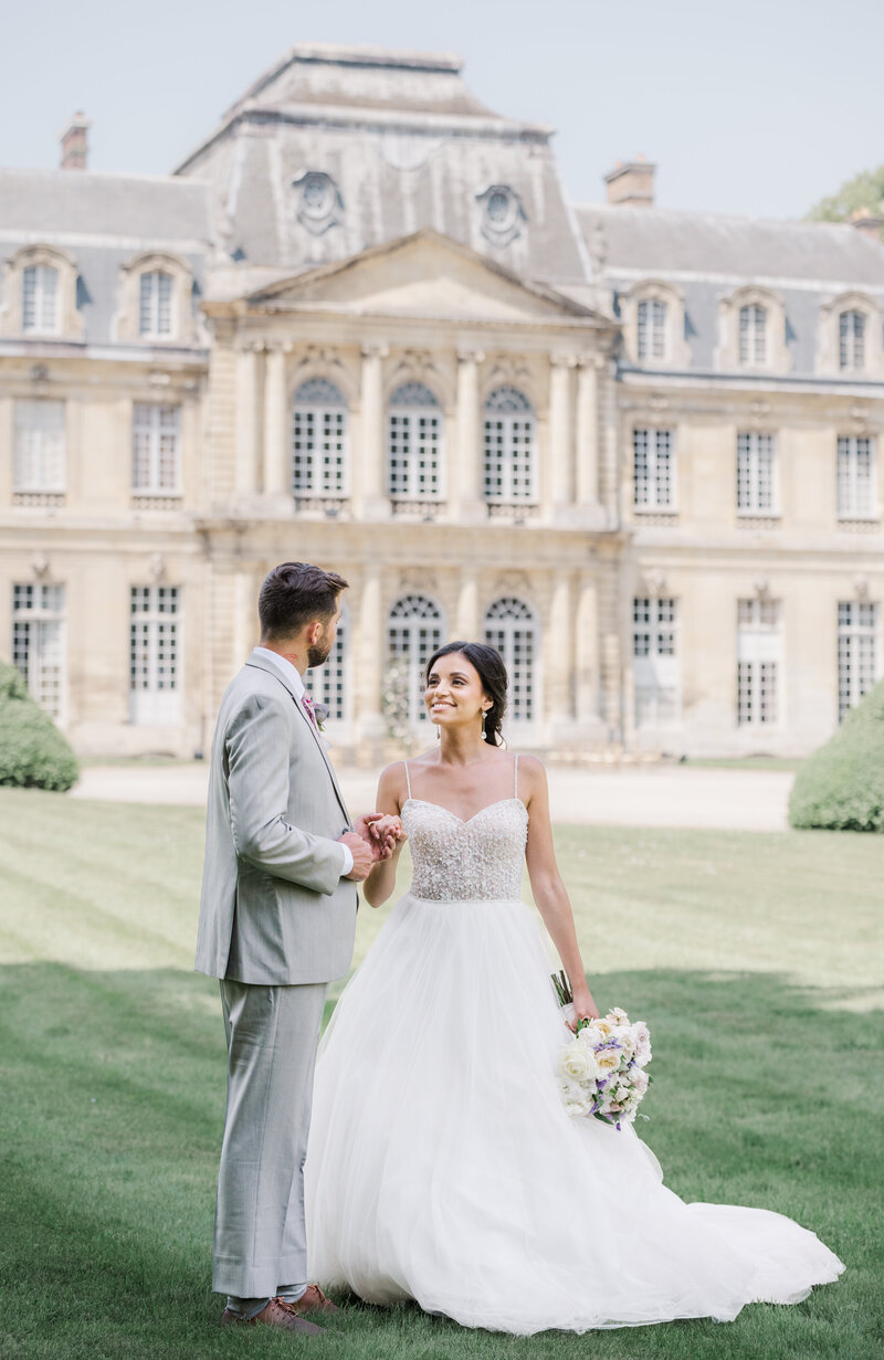 Wedding couple atChâteau de Champlâtreux, France