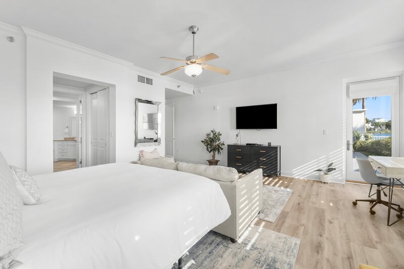 7-web-or-mls-118 Carillon Market St 102-14