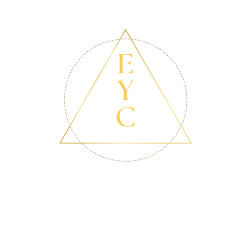 Logo von Marie-Theres Schwinns Programm 'Embody your Creativity': Dunkelroter Hintergrund mit goldgelbem, gestricheltem Kreis und Dreieck. Im Dreieck steht das Kürzel EYC.