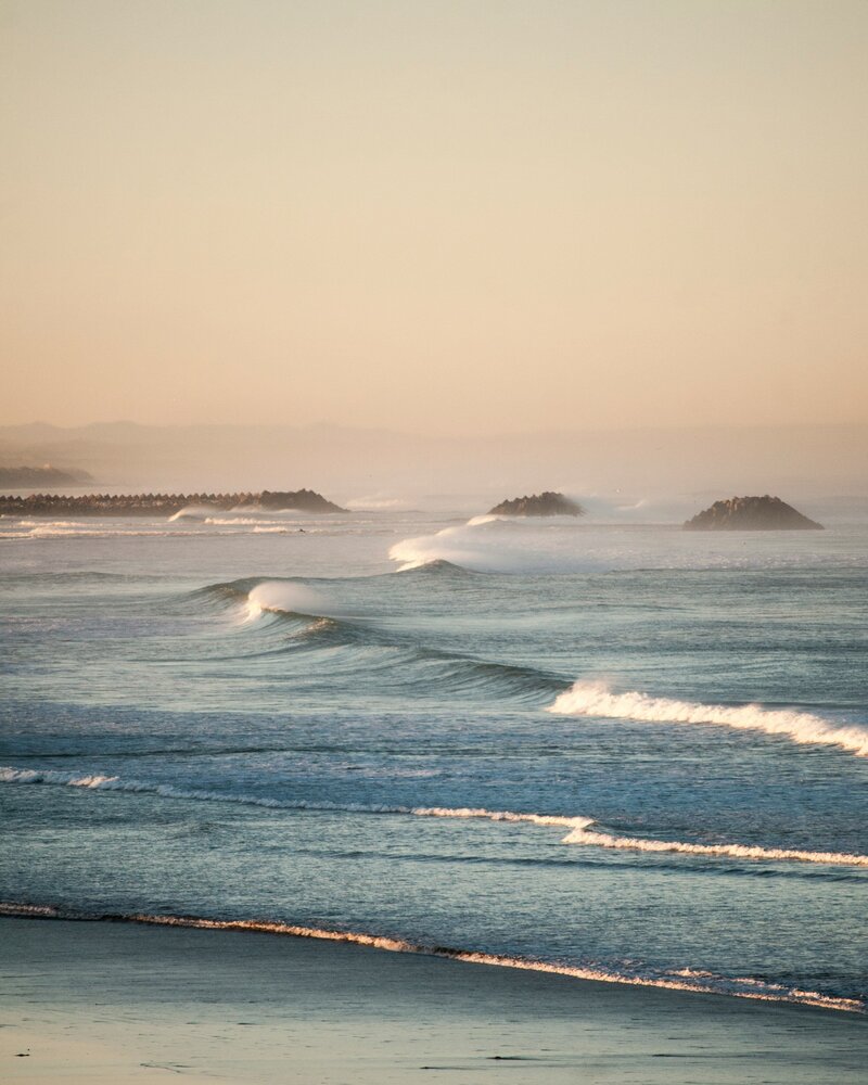 Aesthetic photo of ocean waves and a beach, representing calm, rejuvenation, and the holistic benefits of hormone therapy at Wellness & Hormone Health in Centennial, Colorado.