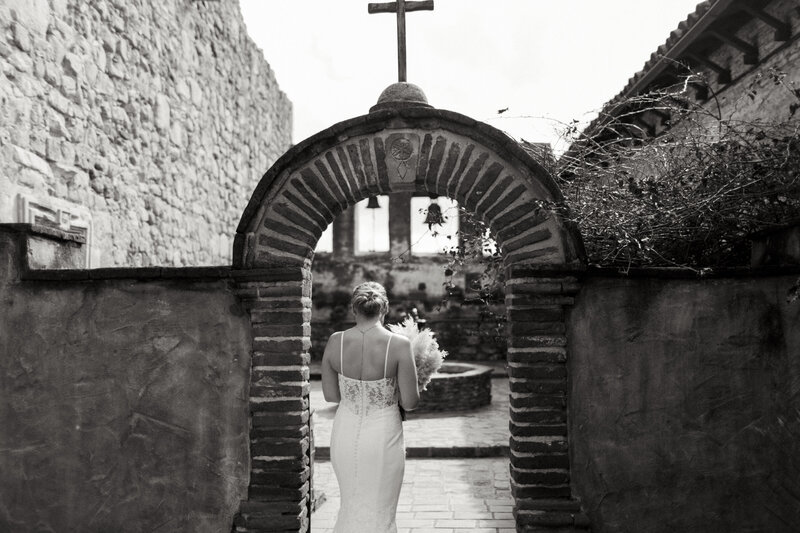 bride walking to see groom