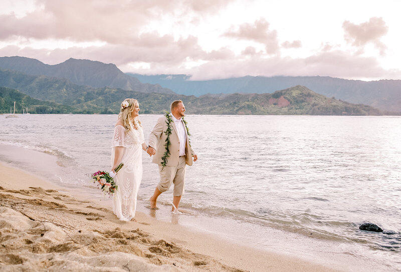 Photographers Steven and Amanda walking on beach in Hawaii