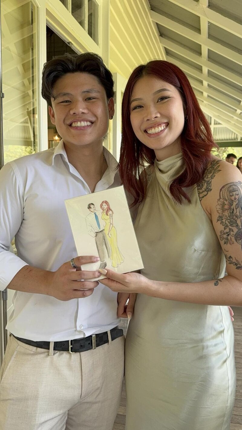 wedding-guest-couple-showing-their-live-portrait