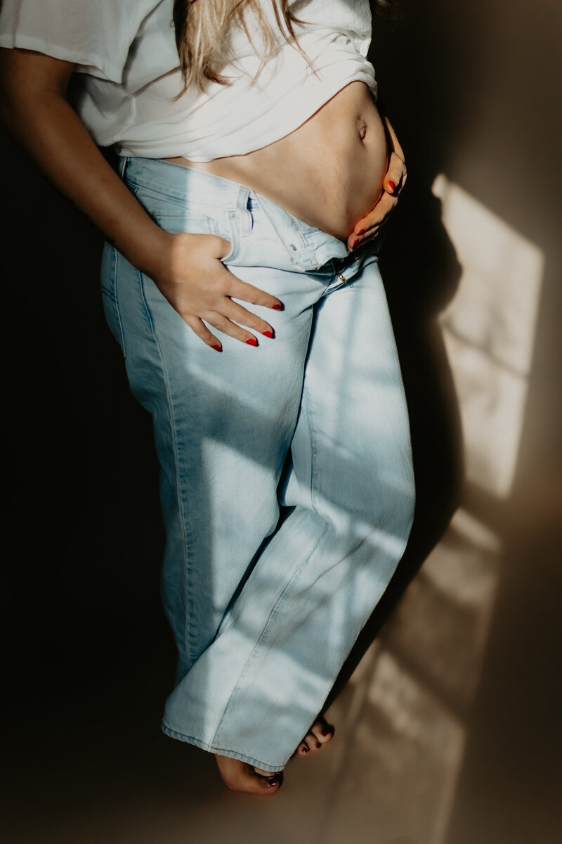 MOODY MATERNITY IN STUDIO