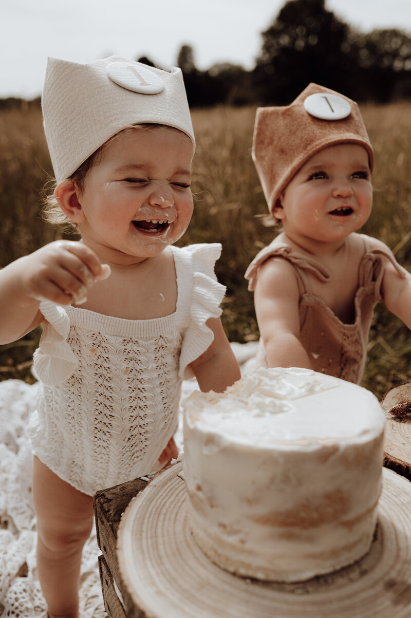 Kindjes spelen met taart tijdens cakesmash fotoshoot in Antwerpen