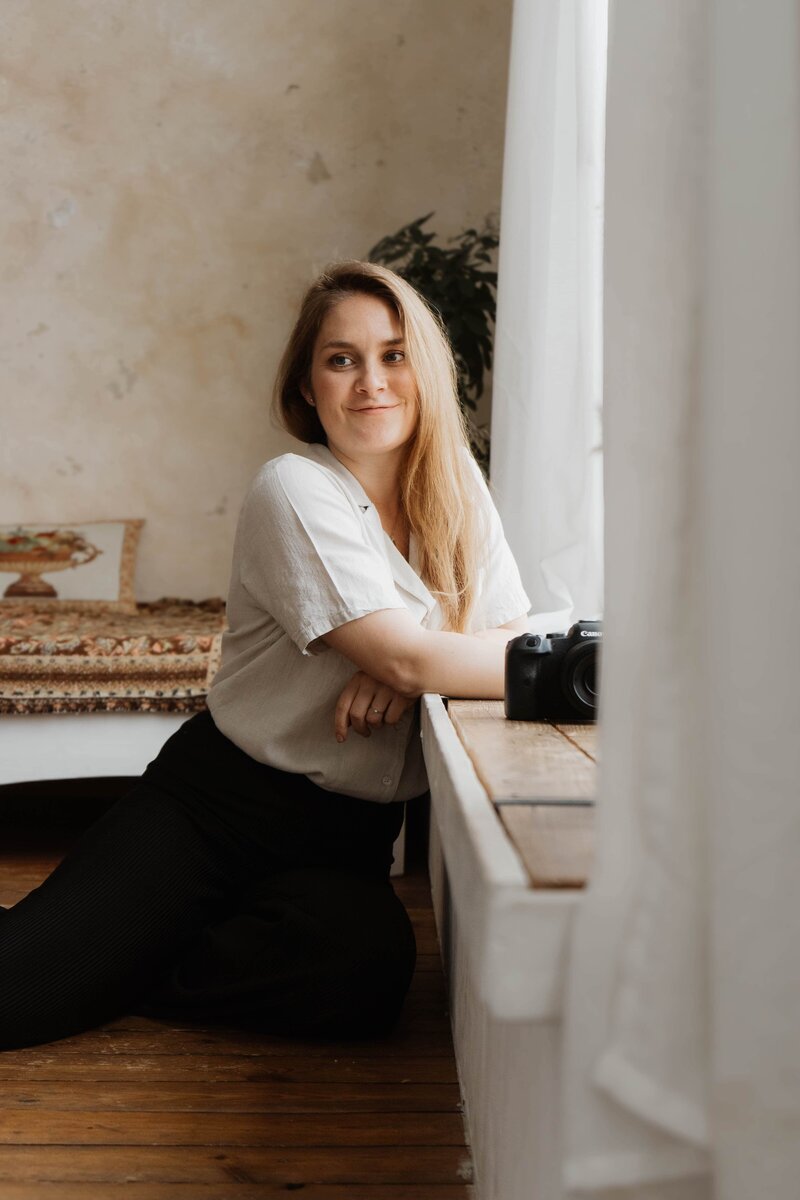 Portrait von Jule Kreher in einem Fotostudio