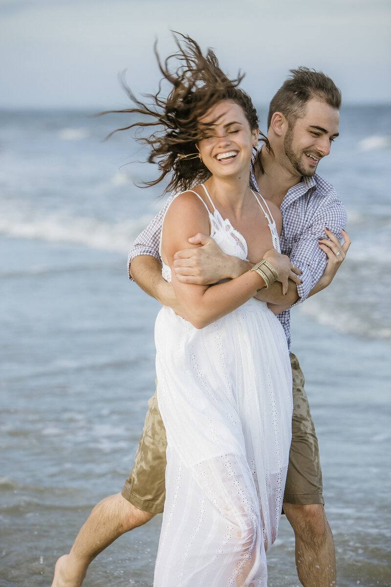 Engagement and Couples photographer Lisa Staff beach photography in Hilton Head, Bluffton, Beaufort, savannah and Charlestpm