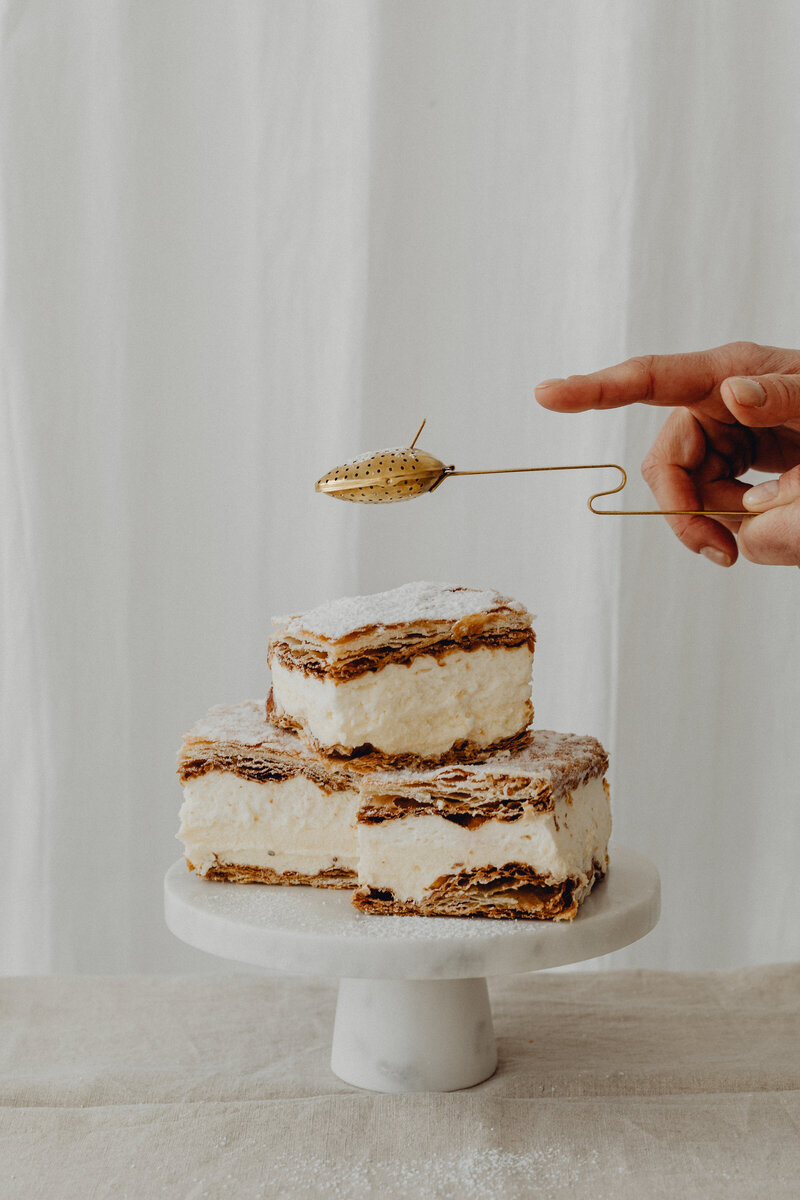 kaboompics_napoleonka-kremwka-cake-cream-pie-puff-pastry-whipped-cream-30555