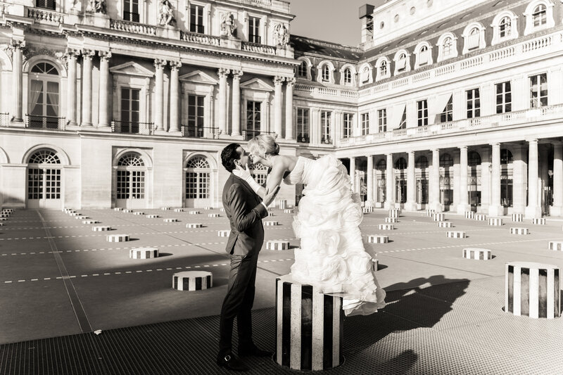 Jongen zit met zijn hond in het gras