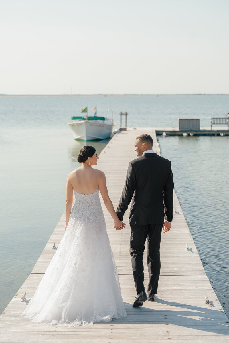 wauwinet-lady-boat-bride-groom