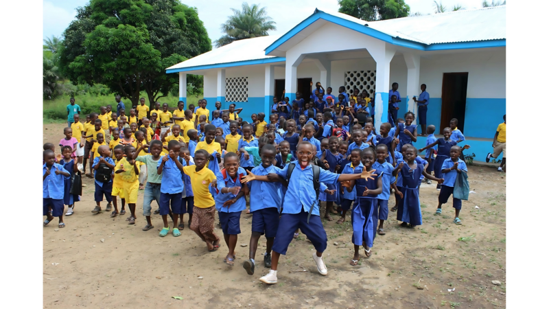 Dankzij onze samenwerking krijgen kinderen in Sierra Leone een jaar lang toegang tot gratis onderwijs en daarmee een kans op een veilige, hoopvolle toekomst.