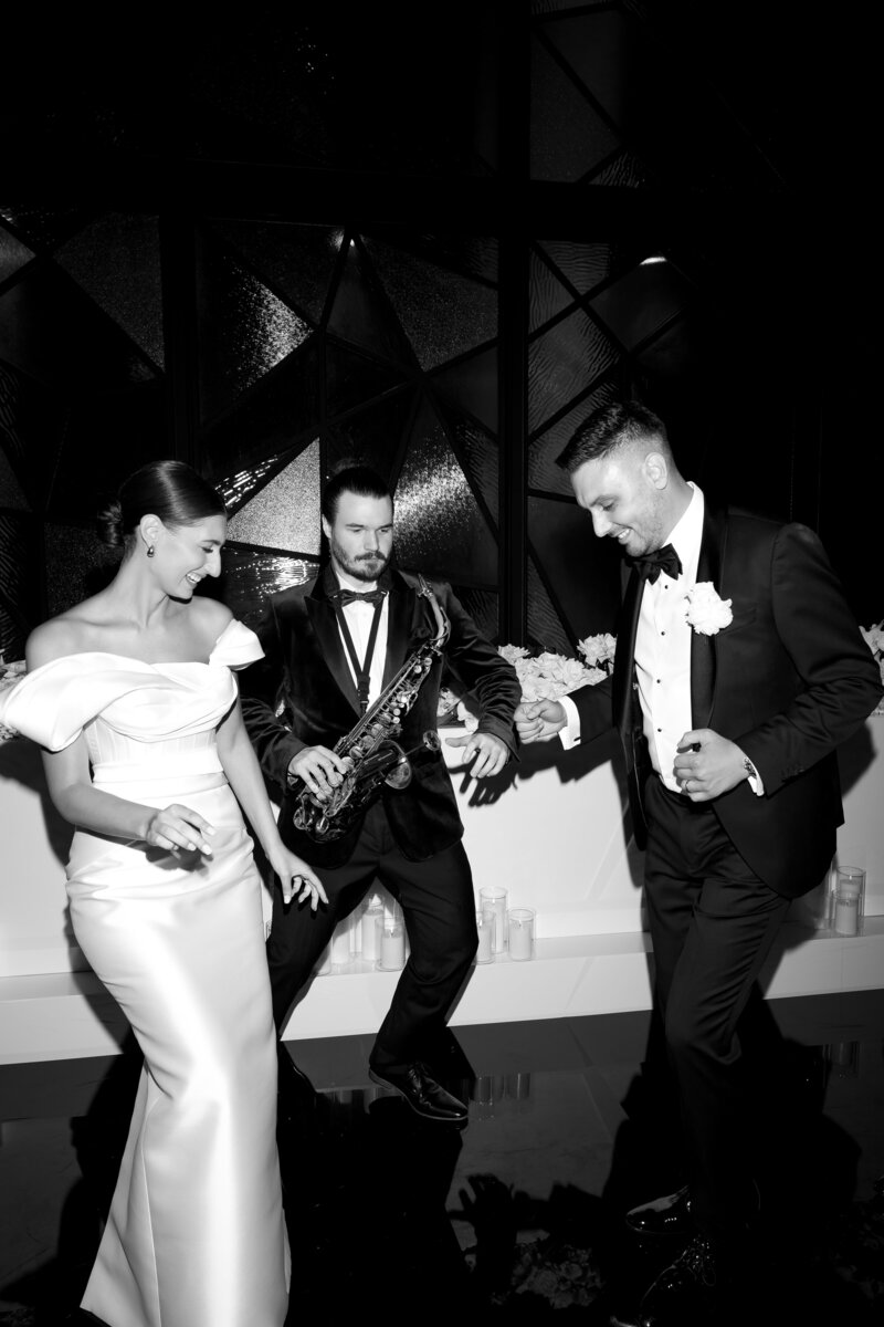 Couples enjoying their first dance accompanied by live jazz, illustrating the fun and authentic experience facilitated by LIMCO.