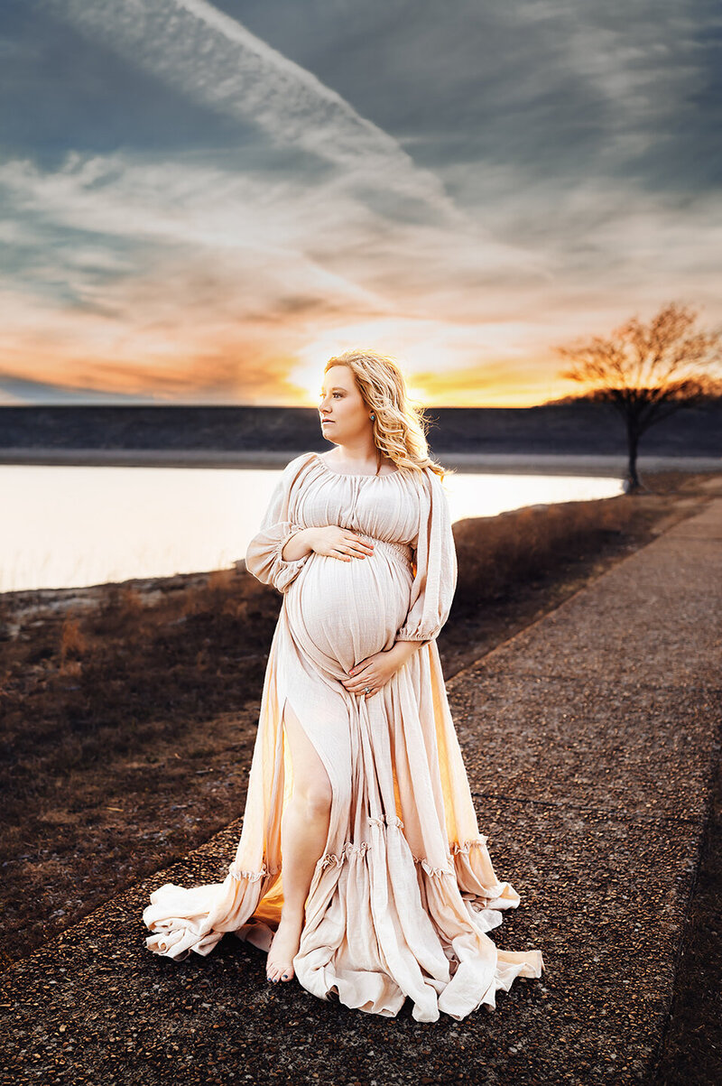 Bowling Green Kentucky family photographer. Expecting mama at the lake during a sunset.